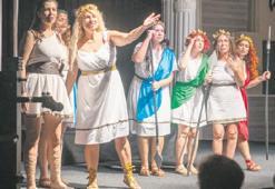 Kuşadası Tiyatrosu’nda perde açıldı