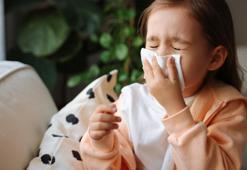 Hapşırıkla bulaşan tehlike! Kışın çocukları enfeksiyonlardan nasıl koruruz?