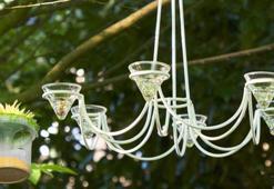 Eski avizeyi atmayın! Bahçeniz için kuşlarla dolu yemliğe dönüşsün