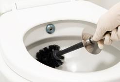 Sararan tuvalet taşını beyazlatıyor! Kaynar suyla beraber temizleyin