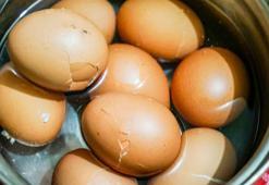Haşlarken çatlıyor mu? İşte çatlamayan yumurtanın püf noktası