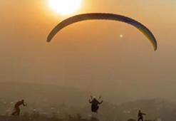 Gösteri sırasında kaza! Yamaç paraşütçüsü kalkışta kayaya çarptı