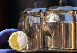 Kalaylamaya gerek yok! Tek hamlede çaydanlıklar ayna gibi parlayacak