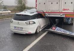 Otomobil TIR’ın altına girdi, yaralı sürücü annesini sakinleştirmeye çalıştı