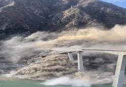 Çin'de köprü kısmen çöktü