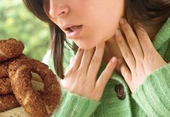 Boğaz ağrısına simit şoku! Meğer bir parçası bile zımparalıyormuş