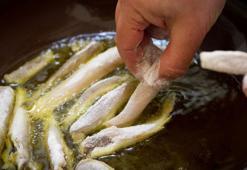 Tavada hamsi pişirmenin püf noktası! Yağ çekmiyor, pamuk gibi oluyor