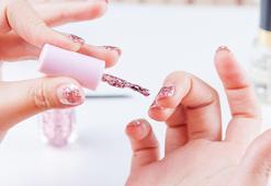 Simli oje çıkarırken bulaşmaya son! Pamuk yerine kullanın