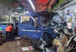 Güney Kore'de feci kaza! Kamyonet pazara daldı: Ölü ve yaralılar var