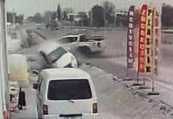 İki araç da takla attı! Sürücünün bu manevrası...