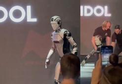 Rusya’nın yapay zekalı insansı robotu tanıtımda yere kapaklandı! O anlar kameraya yansıdı