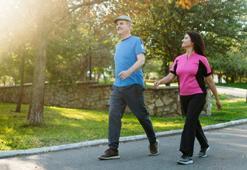 Neden yürürken kollarımızı ileri geri sallarız?