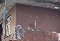 Balkon duvarının bir bölümü yıkılan 2 katlı bina boşaltıldı