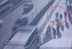 Cevizlibağ'da metrobüsün çarptığı engelli yolcu hayatını kaybetti