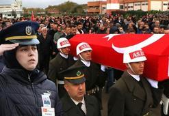 Polis memuru, şehit ağabeyinin cenazesini asker selamıyla karşıladı