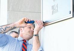 Yeni tabelayı bizzat astı