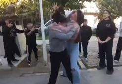 Buca'da ortaokullu kızlar saç saça kavga etti! Arkadaşları ayırmak yerine video çekti
