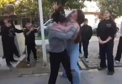 Buca'da ortaokullu kızlar saç saça kavga etti! Arkadaşları ayırmak yerine video çekti