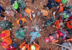 Endonezya'da heyelan faciası! Evler toprak altında kaldı, can kaybı var