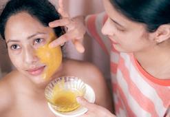 Krem ve toniğe taş çıkartır! Zerdeçallı bal maskesi gerçekten fark yaratıyor