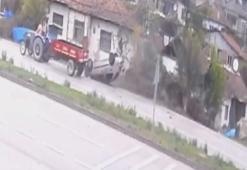 Otomobilin trafik levhasına çarpıp takla attığı kaza kamerada