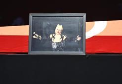 Sanatçı dostları akın etti! Muazzez Abacı'ya duygusal veda...