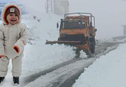 Meteoroloji uyarmıştı! Yoğun kar birçok kenti vurdu: Köyler kapandı, insanlar mahsur kaldı