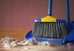 Süpürgeyi hiç böyle kullanmadınız! Evde işe yarayan kuaför tüyosu