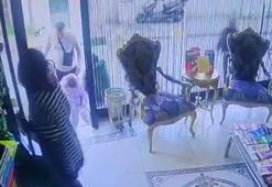 Kan kusarak taksiye sığındılar! Fatih'te zehirlenen Böcek ailesinin otele giriş görüntüleri ortaya çıktı