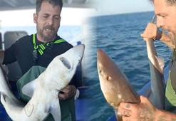 Ağa takılan köpek balığı şoke etti! Elleriyle denize bıraktı