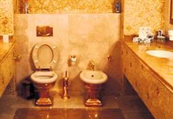 Zelenskiy’i zorlayan ‘altın tuvaletli’ skandal