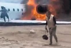 Bakan, yanan uçaktan kurtuldu