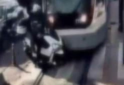 Beyoğlu’nda tramvayın motosiklete çarpma anı kamerada