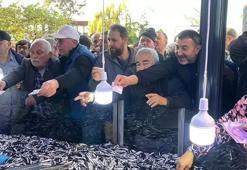 Ödeme yapmak için vatandaşlar adeta yarışa girdi: 3 ton hamsi 2 saat içinde tükendi