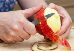 Cips, salata, sirke fark etmez! Elma kabuklarını atmadan önce bunu yapın