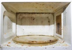 Mikrodalga yağını anında temizliyor! Buharıyla lekeleri söküp atan karışım