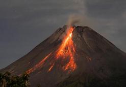 Patlayan yanardağda mahsur kalmışlardı! 178 dağcı kurtarıldı, alarm durumu sürüyor