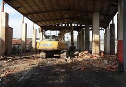 7 kişiye mezar olan kozmetik fabrikasında yıkım çalışması başlatıldı