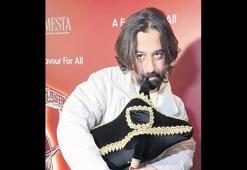 Tezgâhta karpuz satıyor