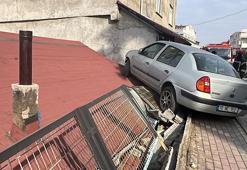 Park halindeki araca çarpan otomobil, evin çatısına çıktı