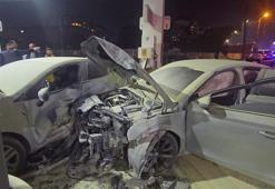 Çekmeköy'de faciadan dönüldü! Otomobil akaryakıt istasyonuna daldı, yangın çıktı