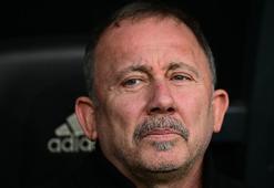 Beşiktaş'ta tribünlerden Sergen Yalçın'a istifa çağrısı!