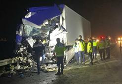 Emniyet şeridinde korkunç kaza! TIR, park halindeki otobüse çarptı: 14 yaralı