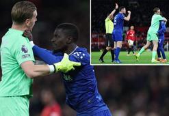 Manchester United-Everton maçına damga vuran olay! Takım arkadaşına tokat attı, kırmızı kart gördü