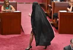 Avustralyalı senatörden İslamofobik protesto! Meclise burka giyip geldi