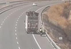 Otoyolda yakıtı biten motosikletin iple kamyonla çekilmesi kamerada