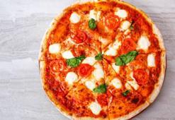 Taş fırın tadında Margarita (Margherita) Pizza tarifi: İncecik hamuru ve kıpkırmızı taze sosuyla tam puan!