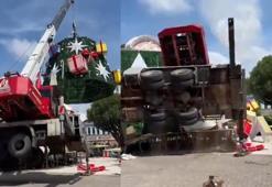 Brezilya'da feci kaza! Yılbaşı ağacını taşıyan vinç devrildi: O anlar kameraya yansıdı