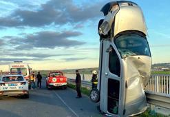 Hafif ticari araç bariyere çarptı, dik şekilde kaldı