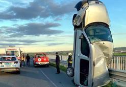 Hafif ticari araç bariyere çarptı, dik şekilde kaldı